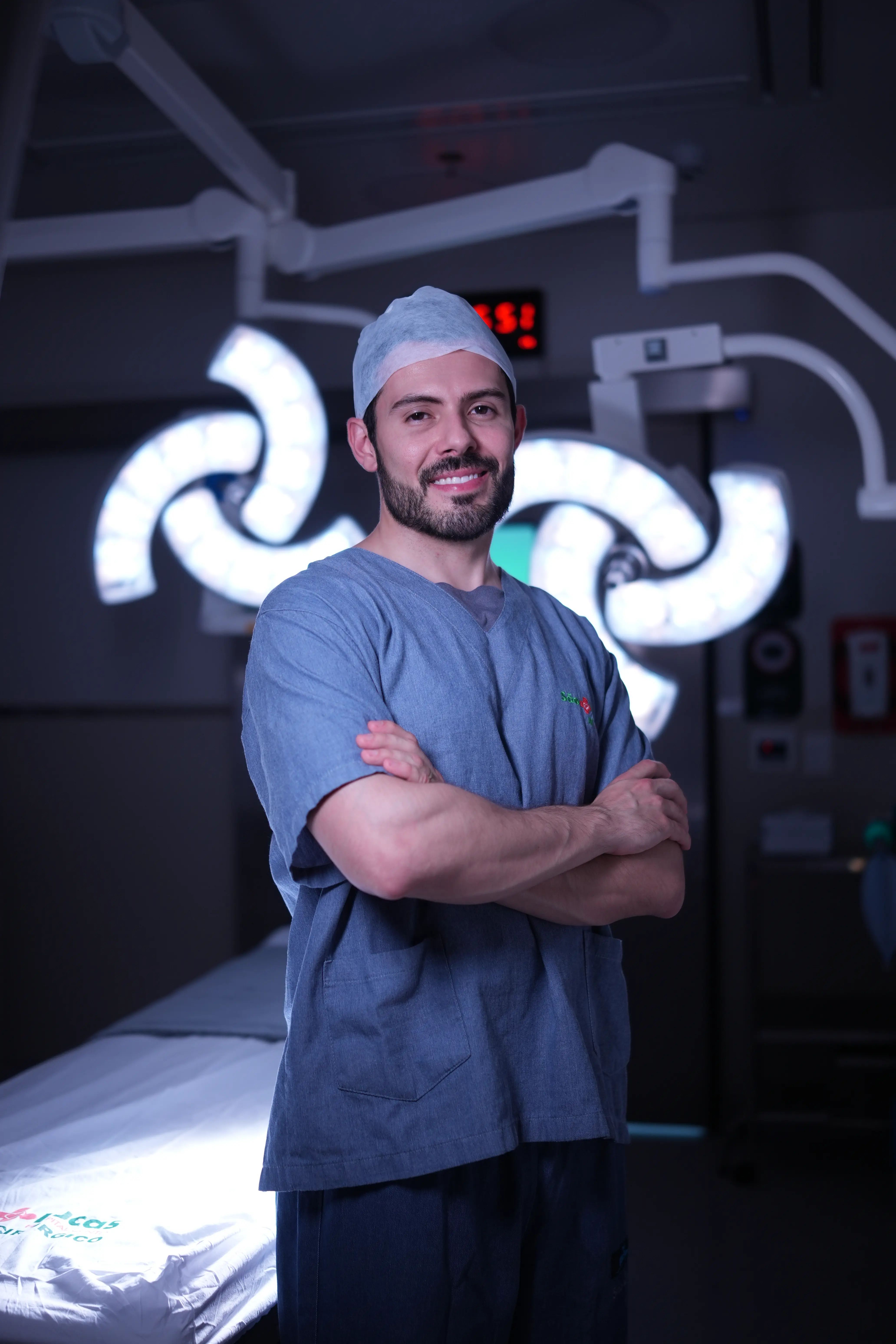 Dr. Ícaro Pires no centro cirúrgico — otoplastia em ambiente hospitalar
